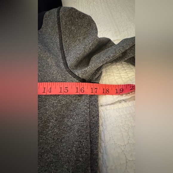 Lululemon Gratitude Wrap
Static Charcoal / Purple Lining - Picture 7 of 14